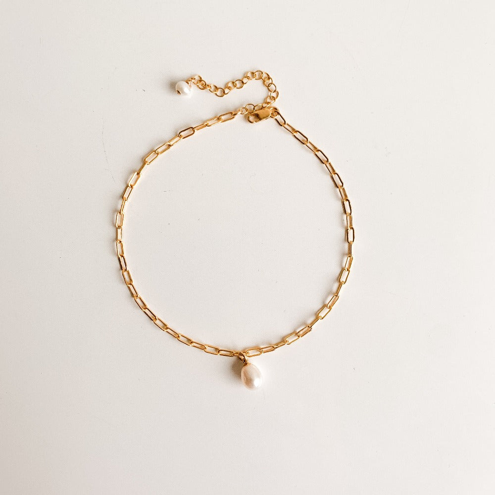 a rectangle link anklet in 14k gold filled that features a single freshwater pearl drop. The anklet has a lobster clasp closure.