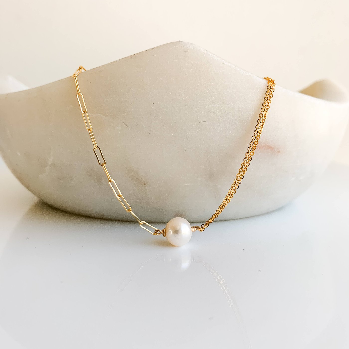 freshwater pearl pendant necklace featuring a genuine Edison pearl with metallic sheen set in the center of half paperclip chain and half double cable chain necklace. 